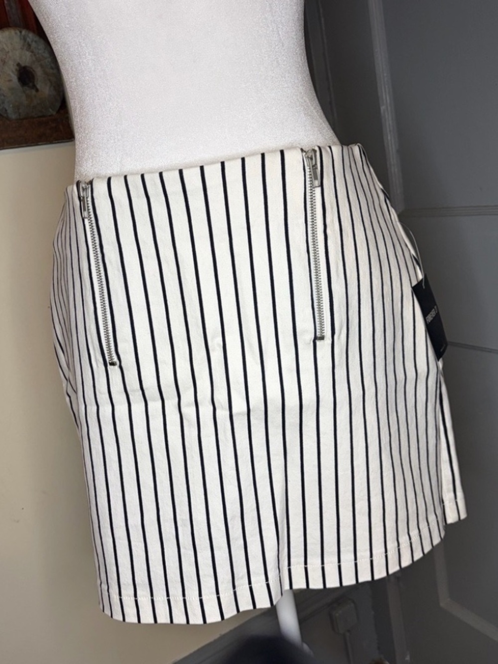 NEW WITH TAG! Forever 21 Size Large L Black and White A-Line Mini Skirt lot6462